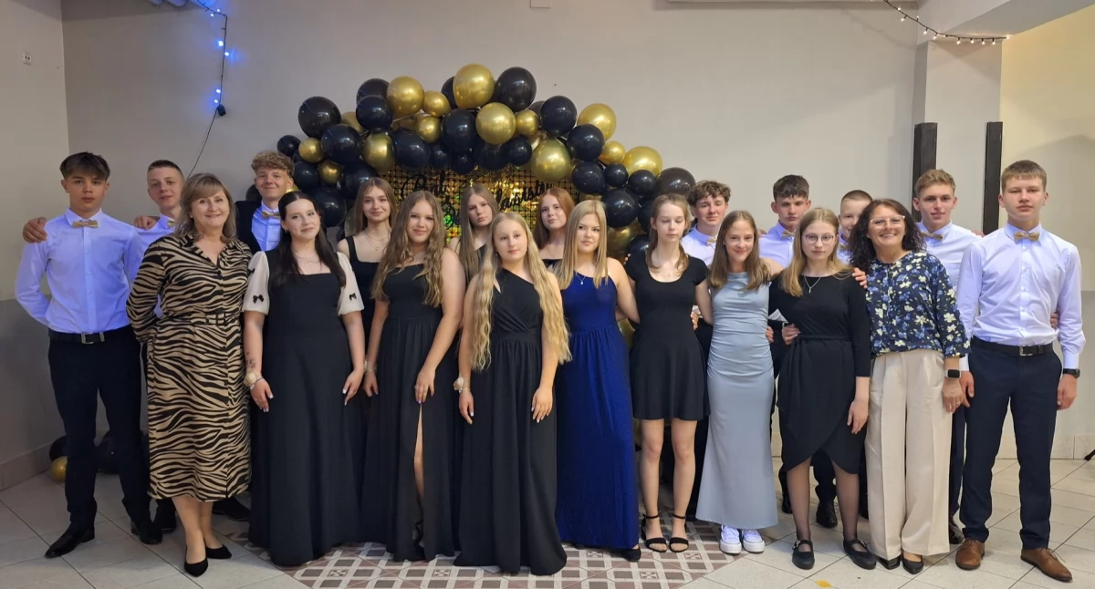 Ósmoklasiści z „Jedynki” na pożegnalnym balu...