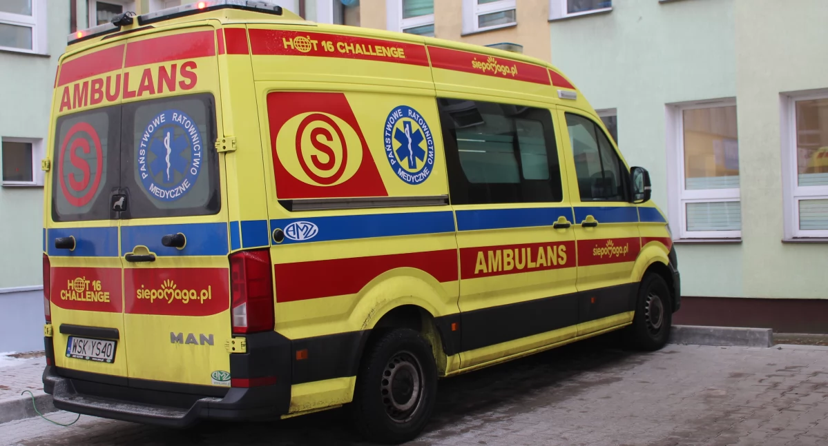 Wyprzedzał kombajn, uderzył w inne auto. Jedna osoba trafiła do szpitala.