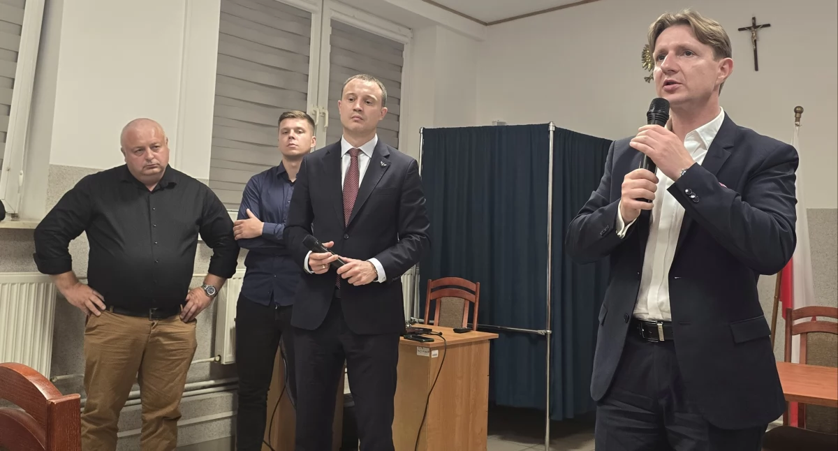 Protestują przeciwko budowie wiatraków w gminie Bielany. Gorące dyskusje na spotkaniu.