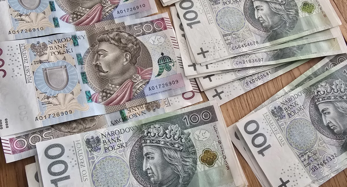 Zamaskowany złodziej ukradł kasetkę z pieniędzmi. Policjanci szybko go namierzyli.