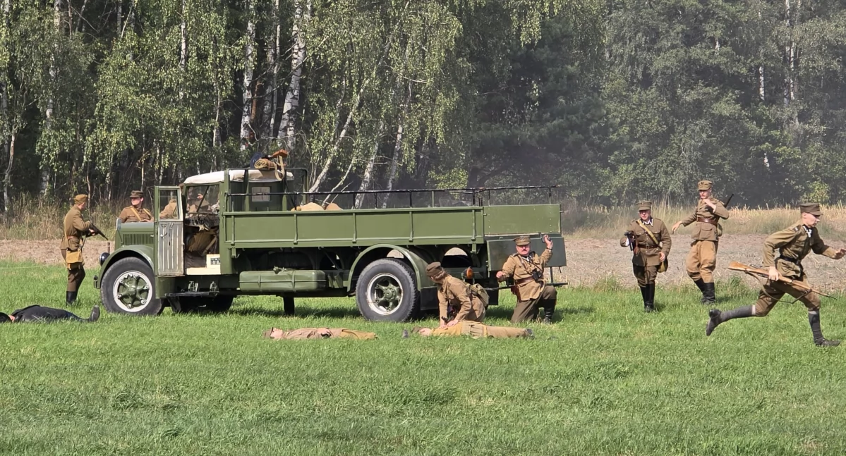 Niezwykła rekonstrukcja bitwy pod Sikorami. Nadleciał nawet samolot! [GALERIA I FILMY]