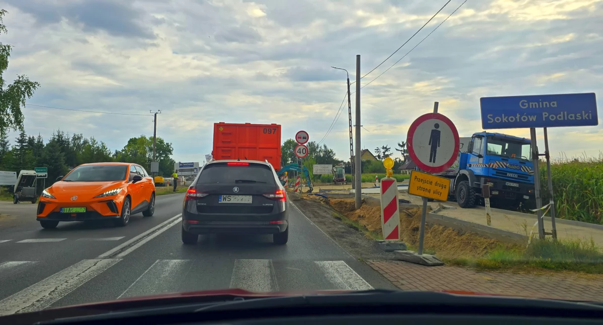 Trwają prace przy nowym rondzie na Siedleckiej, kierowców czekają „wahadła”