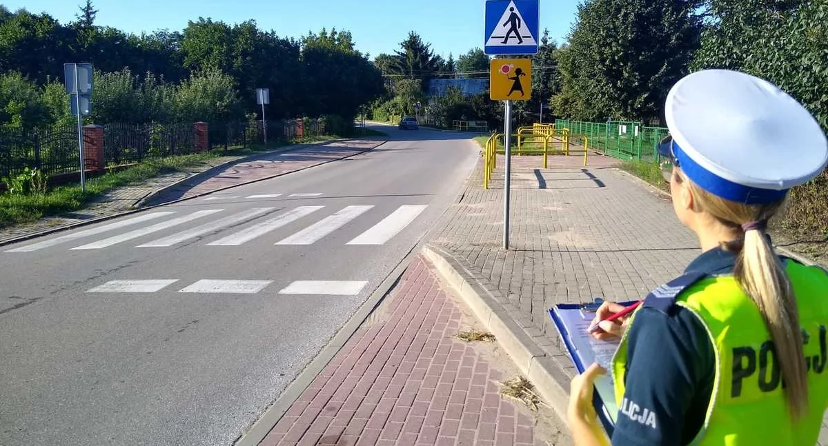Policjanci sprawdzają drogi i oznakowanie w rejonie szkół