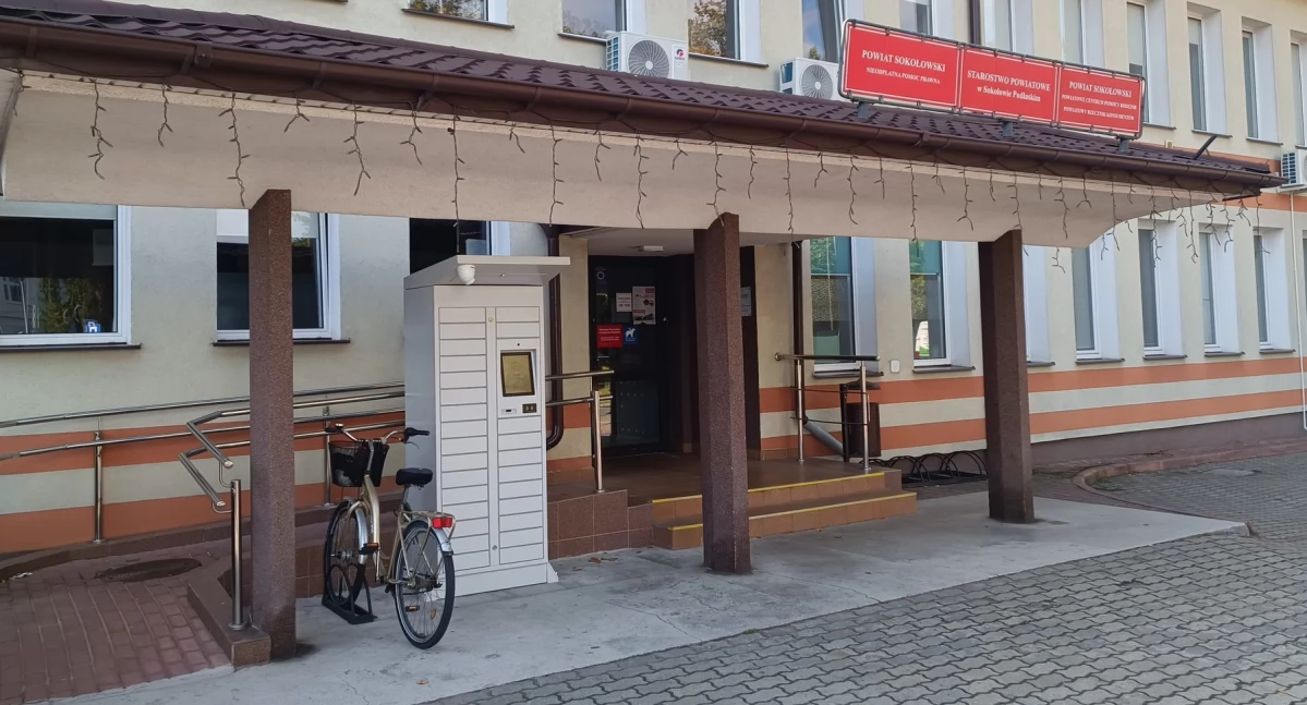 Przed Wydziałem Komunikacji sokołowskiego starostwa stanął urzędomat