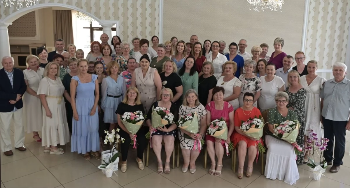 Pożegnanie w gminie Sterdyń. Z pracownikami odchodzącymi na emeryturę i szkołą w Łazowie.