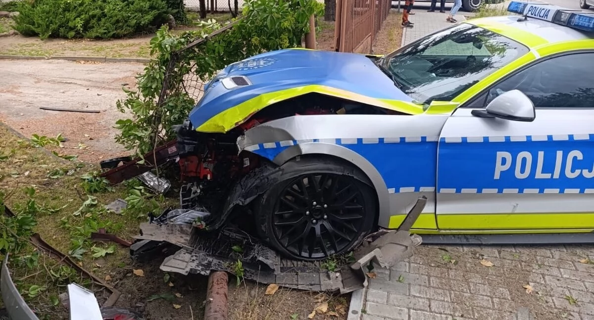 Słynny Mustang w policyjnych barwach... rozbity.