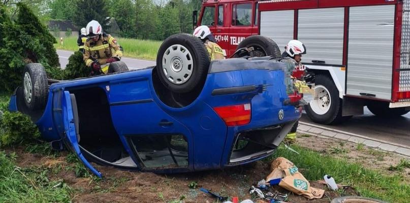 Auto dachowało i uderzyło w ogrodzenie
