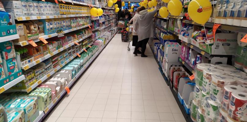 Znana sieć sklepów szuka pracowników sezonowych. Jakie zarobki oferują? 