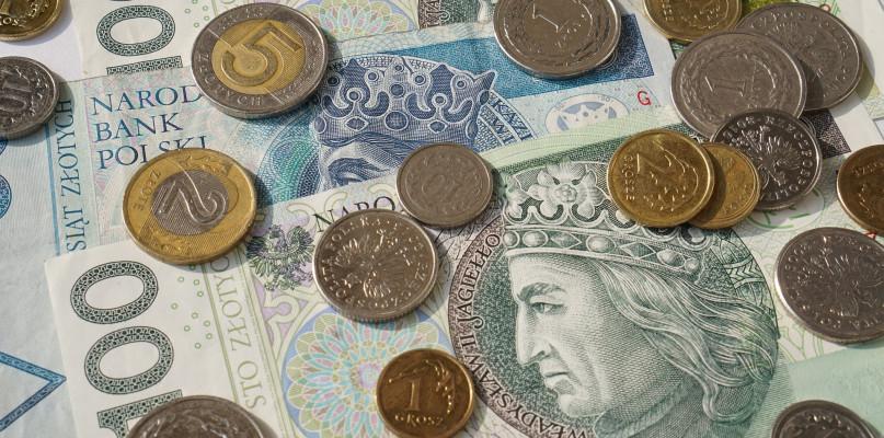 Minimalna pensja. Tyle wyniesie w 2023 roku? To będzie rekordowy wzrost?
