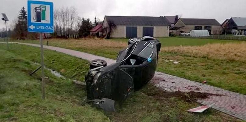 Honda wypadła z drogi, małżeństwo trafiło do szpitala