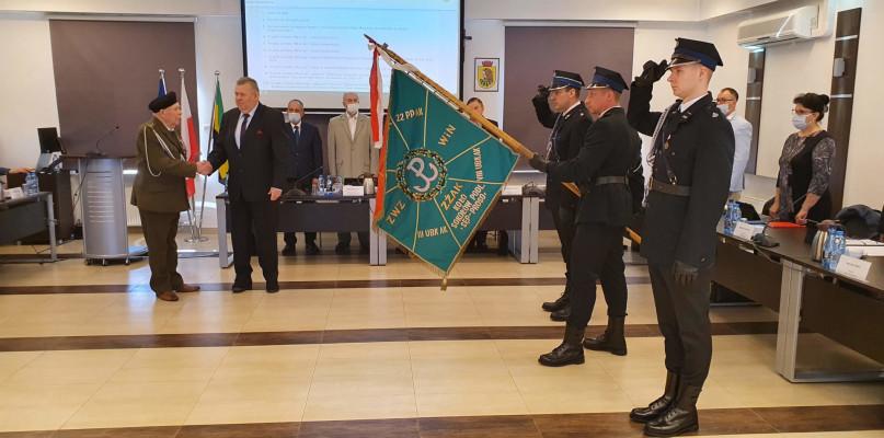 Kombatanci z AK przekazali sztandar miastu