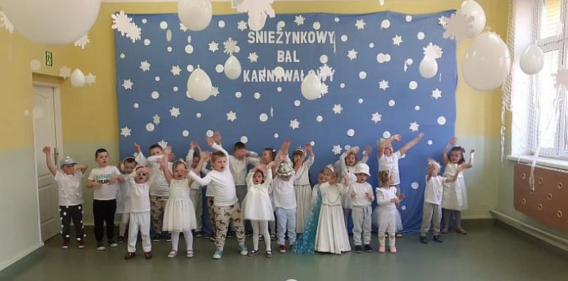 Śnieżynkowy bal karnawałowy w Czerwonce