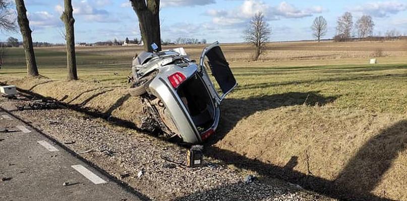 Po dachowaniu skody kierowca trafił do szpitala