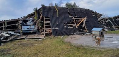 Wichury w powiecie. Uszkodzone dachy na bloku, przedszkolu i kościele.