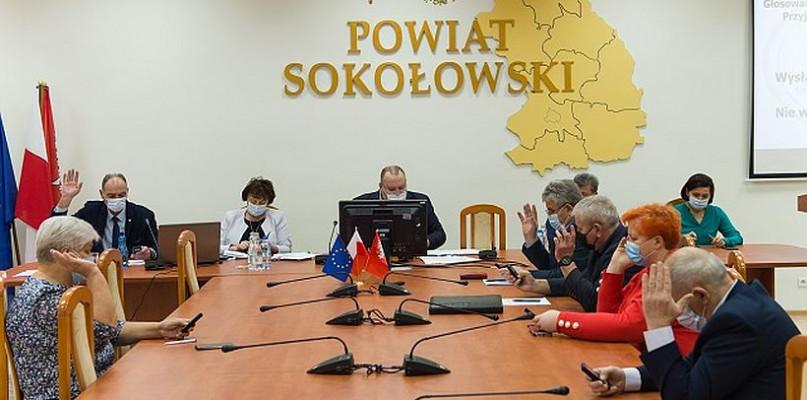 Gminy chcą same wyremontować powiatowe drogi