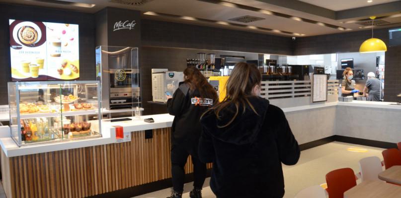 Popularny fast-food z programem lojalnościowym! Jak to działa? 