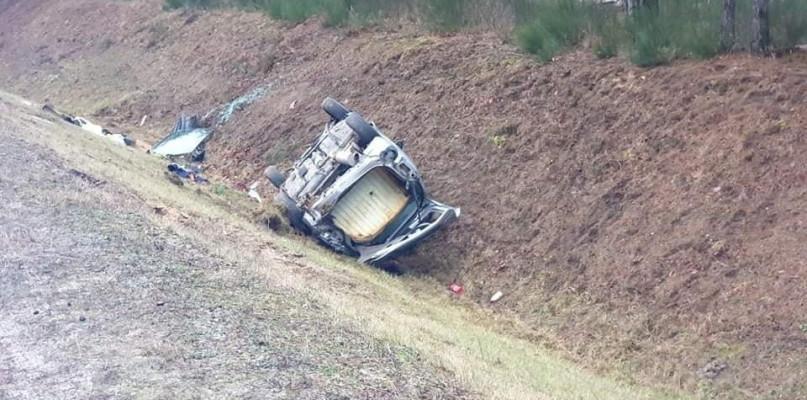 Po dachowaniu citroena dwie osoby trafiły do szpitala