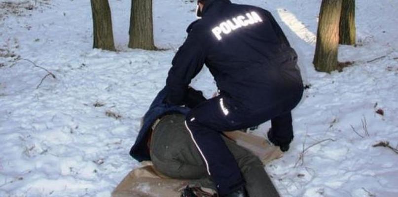 Myśliwi uratowali zamarzającego mężczyznę