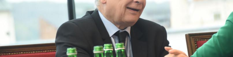 Ponad tysiąc złotych i 10 punktów. W jednym z aut Jarosław Kaczyński!