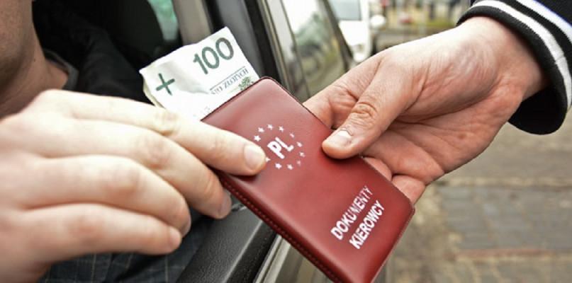 Takiej propozycji mundurowi się nie spodziewali. Pijany dawał policjantom aż...