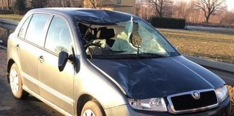 Bryła lodu spadła z ciężarówki i...