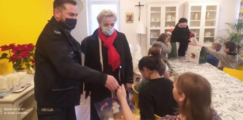 Zawieźli prezenty do Domu Dziecka w Wyrozębach