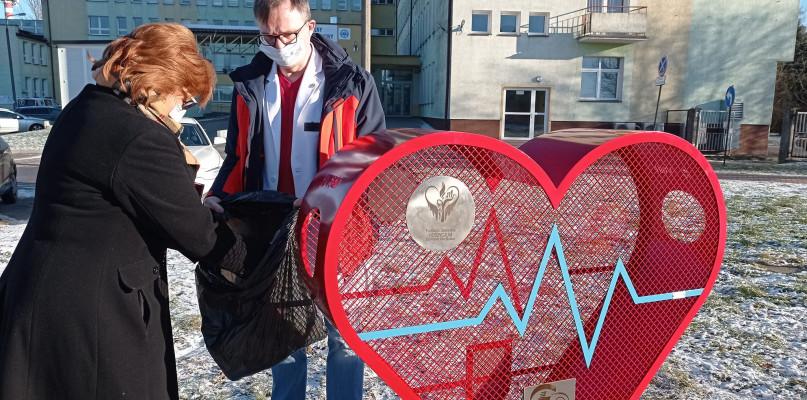 Serce na plastikowe nakrętki stanęło pod szpitalem