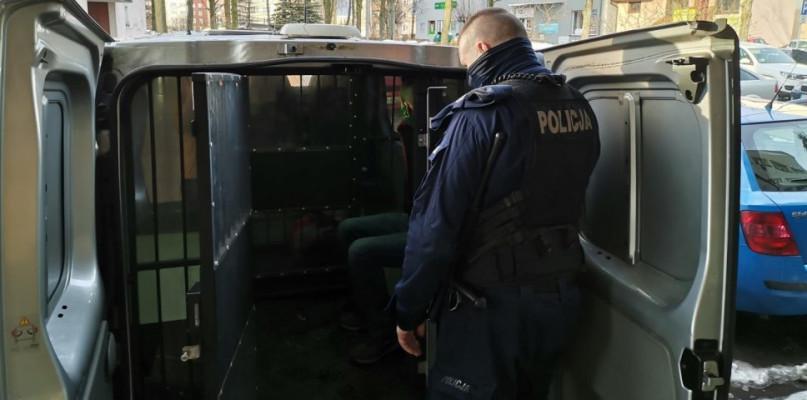 Ojca ranił nożem, wujowi złamał nos pogrzebaczem! To jednak nie koniec...