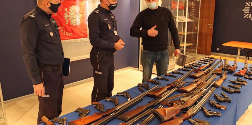 Mazowieccy policjanci przekazali broń do muzeum w Bielanach