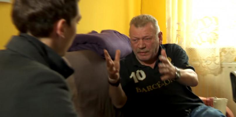 Pijany wójt w natarciu! Wziął krzesło i zaatakował dziennikarzy TVP [VIDEO]