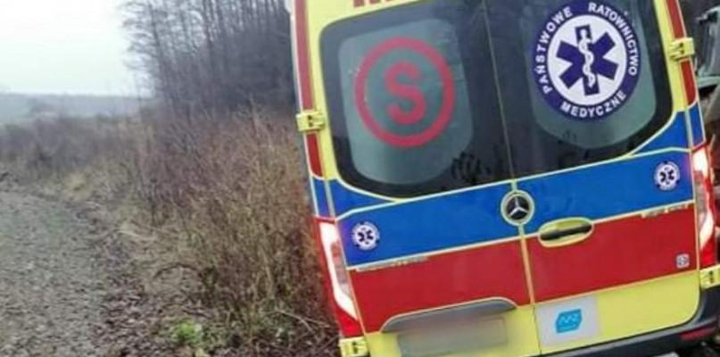 Potrzebne były dwa ciągniki, by wyciągnąć karetkę z błota
