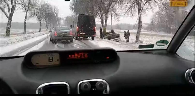 Uważajmy, ślisko na drogach! Dachowanie w Grochowie.