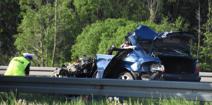 Auto uderzyło w przypust i rozpadło się na dwie części! Trzy osoby nie żyją