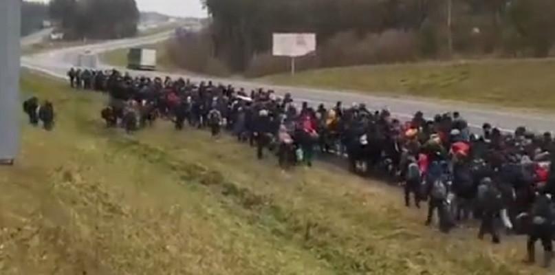 Tłumy maszerują w stronę wschodniej granicy Polski! Będzie gorąco? [VIDEO]