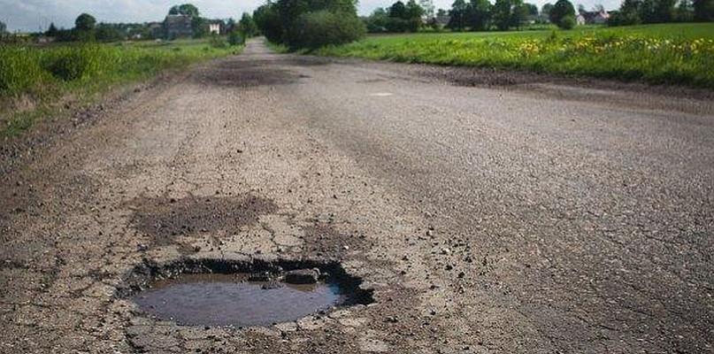 Czy marszałek przejmie dziurawą drogę od powiatu?