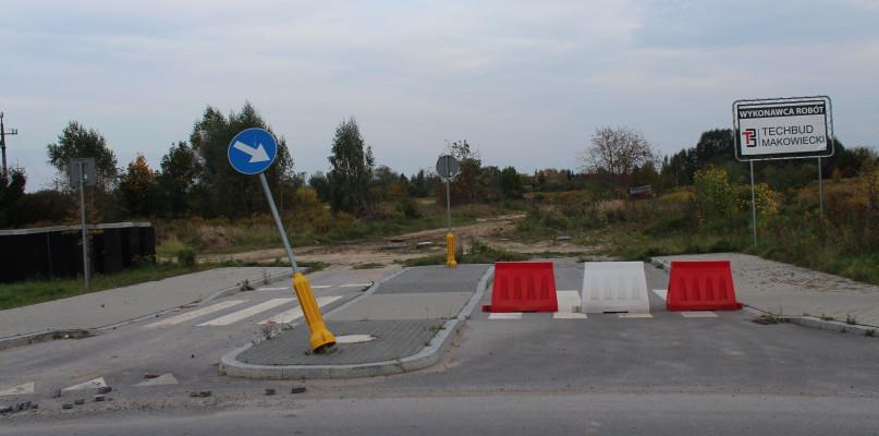 Budowa małej obwodnicy. „Pozakładali parę studzienek i nic się nie dzieje”.