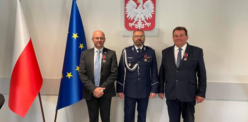 Burmistrz i wójt z medalami od policji