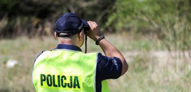 Gdy policjanci dotarli do zaginionej, leżała wyziębiona na ziemi