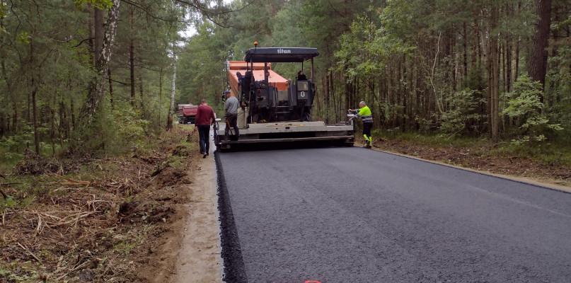 Kładą nowy asfalt na trzech odcinkach dróg