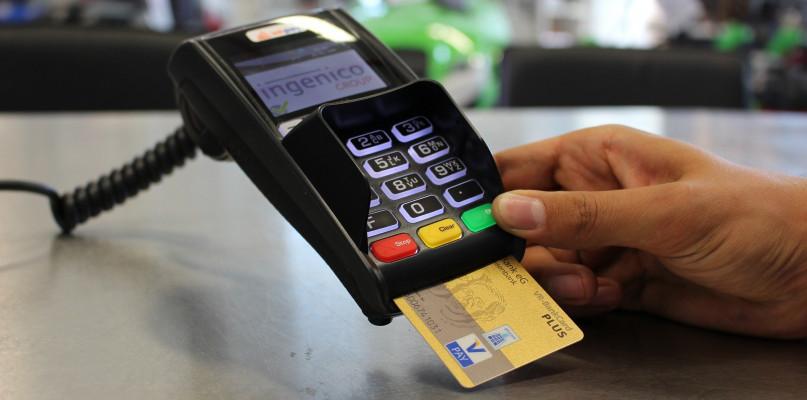 Weekendowe utrudnienia aż w sześciu bankach! Czy trzeba wypłacić pieniądze?