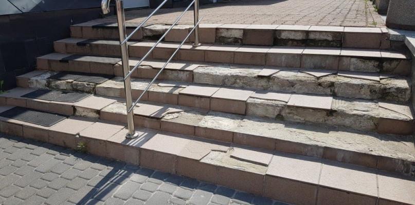 Jak długo jeszcze te schody będą odstraszać klientów?