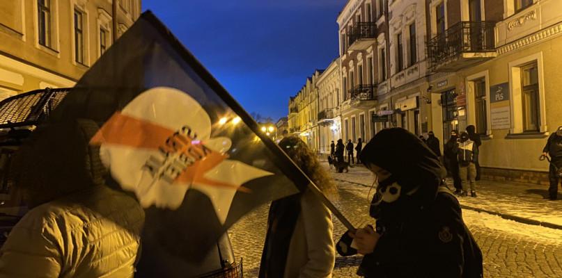Wjechał w tłum protestujących. Zaskakująca decyzja prokuratury