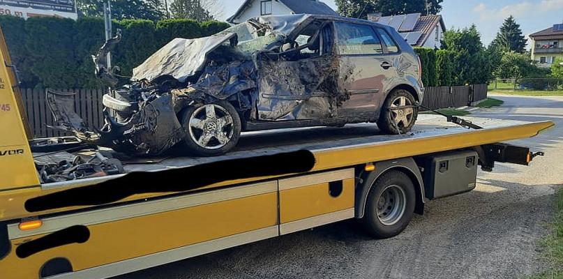 Uderzył w toyotę, a potem w drzewo. Był pijany?