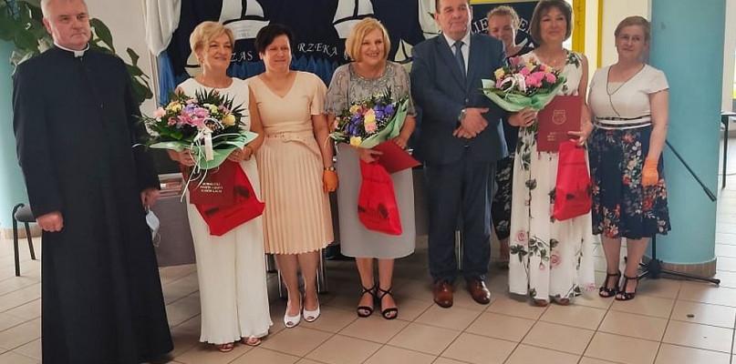 Pożegnali szkołę i trzy panie odchodzące na emeryturę