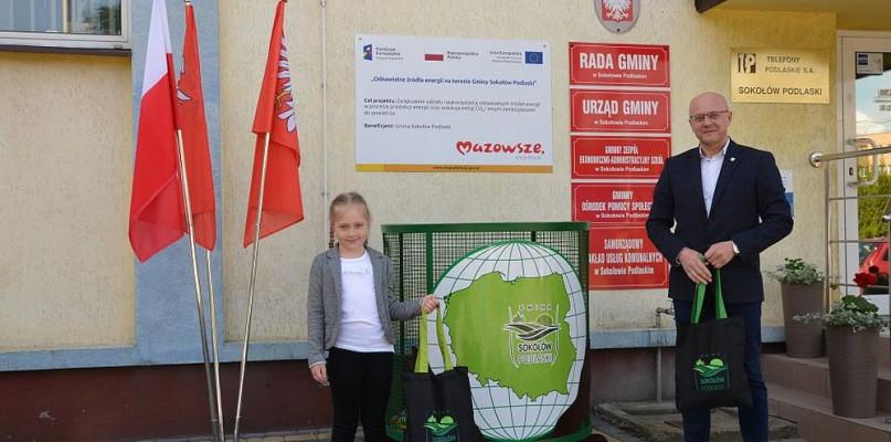 Pojemnik na plastikowe nakrętki stanął pod urzędem. Zaprojektowała go pierwszoklasistka!