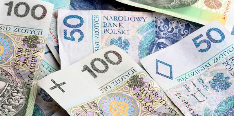 Bank niesłusznie pobierał opłaty! Co z pieniędzmi klientów?