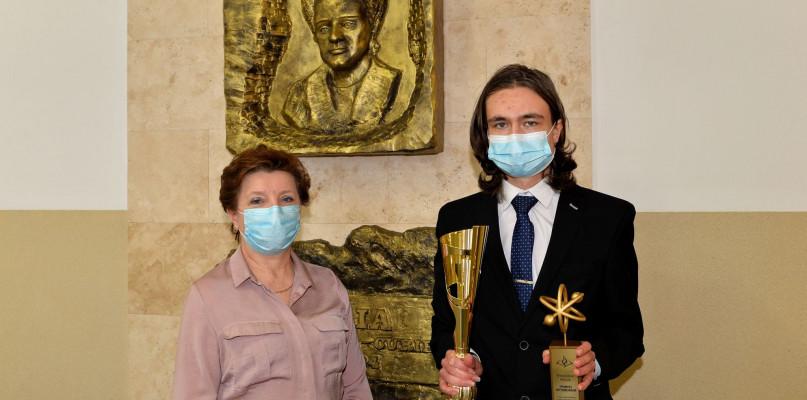 Władysław Młynik nagrodzony statuetką 
