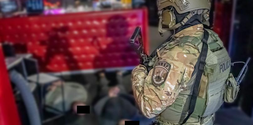 Okradali klientów w klubach ze striptizem. Zatrzymani są też policjanci! 