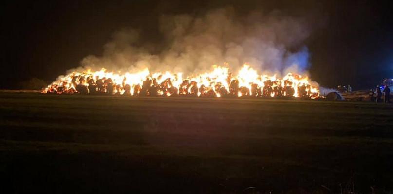 Znów nocne podpalenie. Spłonęło 400 bel słomy - pasza dla zwierząt.