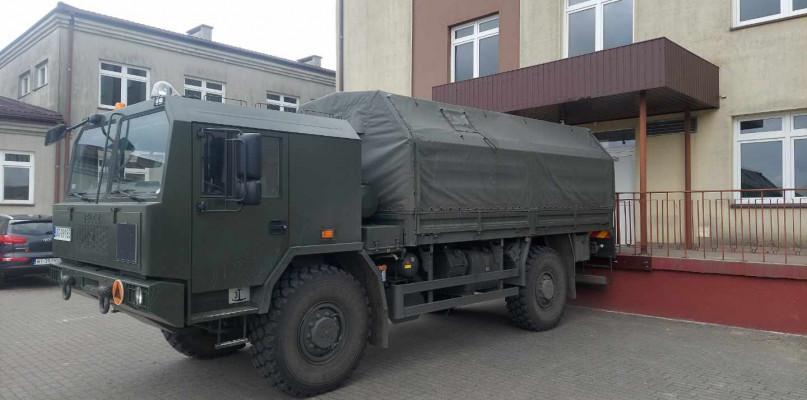 Żołnierze WOT pomagają w transporcie tlenu i środków ochrony do szpitali